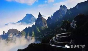 天门山吃瓜,游客尽享夏日清凉