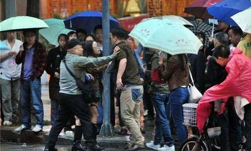 太和盲人吃瓜事件,揭示社会关爱与权益保障的反思