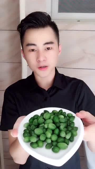 小帅哥吃瓜吃的好香,尽享夏日清凉时光