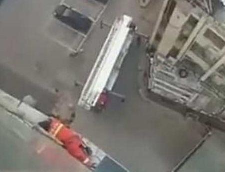 女子跳楼看到吃瓜