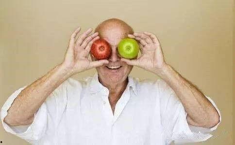 老人吃梢瓜呕吐,警惕食用安全与健康问题